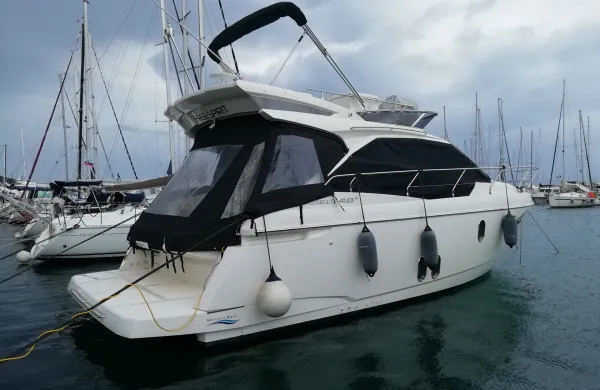 Lastnik pomorske agencije čez mejo nosil milijone evrov