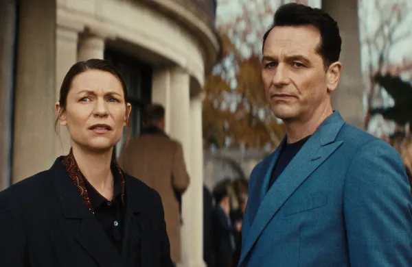 Claire Danes in Matthew Rhys v trenutno najbolj gledani nadaljevanki na Netflixu Pošast v meni