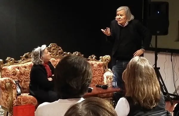 Neva Zajc in Janusz Kica na zanimivem pogovoru v foajeju trža&scaron;kega gledali&scaron;ča KavarnaFoto: SSG