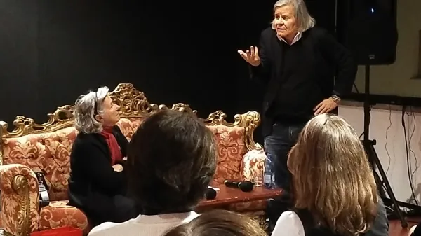 Neva Zajc in Janusz Kica na zanimivem pogovoru v foajeju trža&scaron;kega gledali&scaron;ča KavarnaFoto: SSG