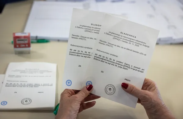 Ljubljana, UE Ljubljana.Predcasno glasovanje na posebnih voliscih na referendumu o zakonu o pomoci pri prostovoljnem koncanju zivljenja.