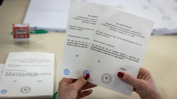 Ljubljana, UE Ljubljana.Predcasno glasovanje na posebnih voliscih na referendumu o zakonu o pomoci pri prostovoljnem koncanju zivljenja.