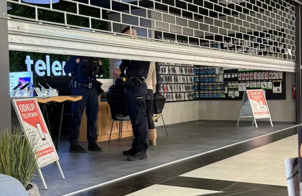 Iz koprske trgovine izginili številni telefoni in denar