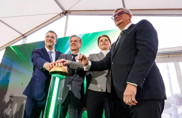 evropski komisar Golob Bratušek Oset poslali delovno lokomotivo drugi tir stepani 