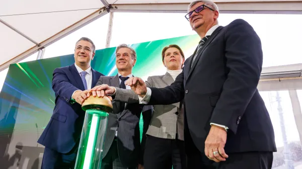 evropski komisar Golob Bratu&scaron;ek Oset poslali delovno lokomotivo drugi tir stepani 