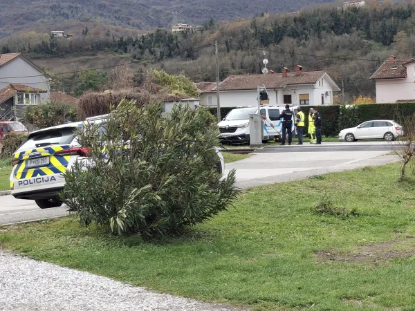 Ogled zlomljena zapornica prehod pri železni&scaron;ka postaja Prvačina, policija