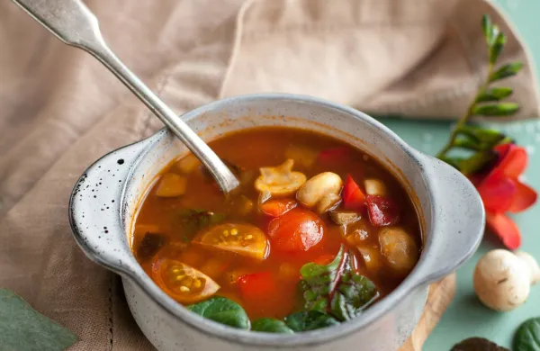 Jedi na žlico, sploh enolončnice, imajo to dobro lastnost, da lahko zanje uporabimo vse, kar imamo pri roki.