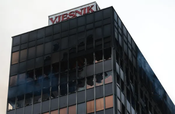 Hrvaska, Zagreb.Stolpnica Vjesnika v Zagrebu po požaru še vedno ni varna, tudi promet okoli stavbe je zaprt.