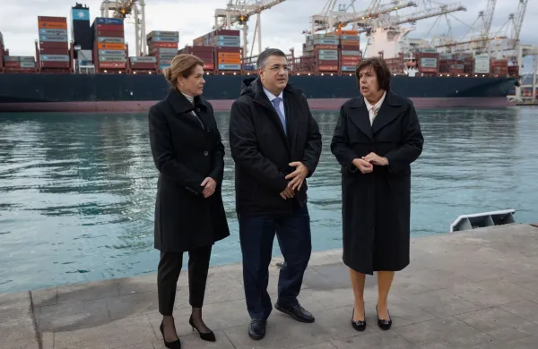 Koper, Luka Koper.Obisk evropskega komisarja za trajnostni promet in turizem Apostolos Tzitzikostas.Ob njem ministrica Alenka Bratušek (levo), predsednica uprave Luka Nevenka Kržan (desno)Fototermin ob zacetku sestanka evropskega komisarja v Luki Koper.