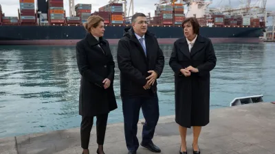 Koper, Luka Koper.Obisk evropskega komisarja za trajnostni promet in turizem Apostolos Tzitzikostas.Ob njem ministrica Alenka Bratušek (levo), predsednica uprave Luka Nevenka Kržan (desno)Fototermin ob zacetku sestanka evropskega komisarja v Luki Koper.