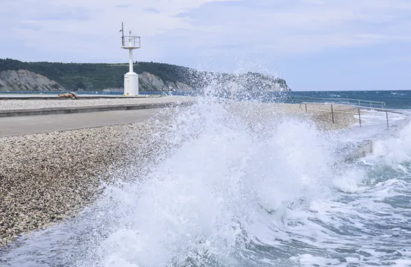 Izola, 24.6.2024Plaza Svetilnik, Primorske razglednice, Burja, sprehajalci, surfarji, Foto:Tomaz Primozic/FPA