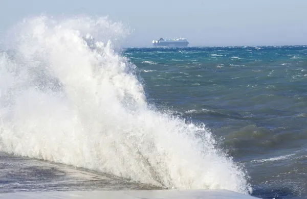 Koper, 24.01.2006Burja, visoki valovi in ladja, morjeFoto: Zdravko Primožič/FPA