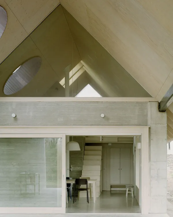 Žirija je glavno nagrado dodelila madžarskemu biroju OKKA arhitekti za projekt Hiša in čebelnjak.