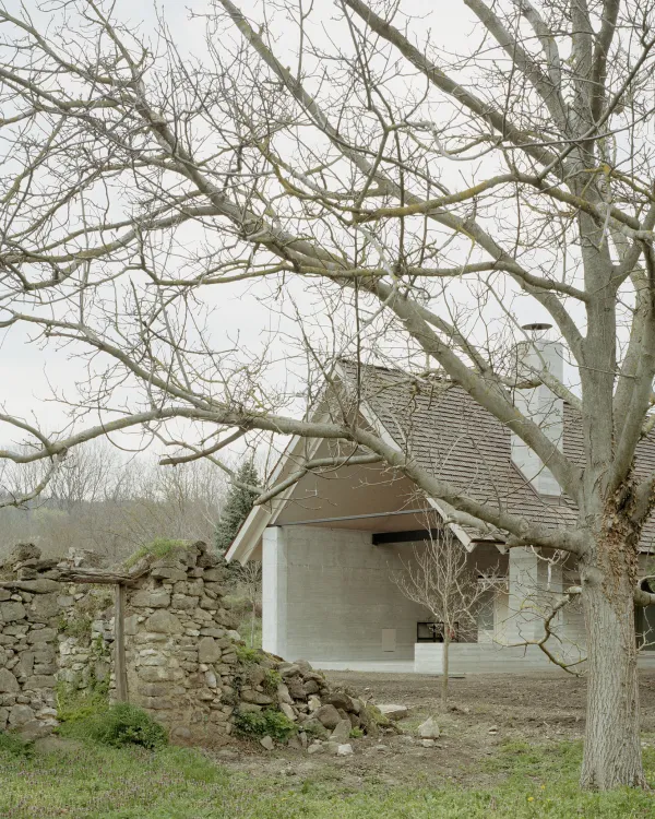 Žirija je glavno nagrado dodelila madžarskemu biroju OKKA arhitekti za projekt Hiša in čebelnjak.