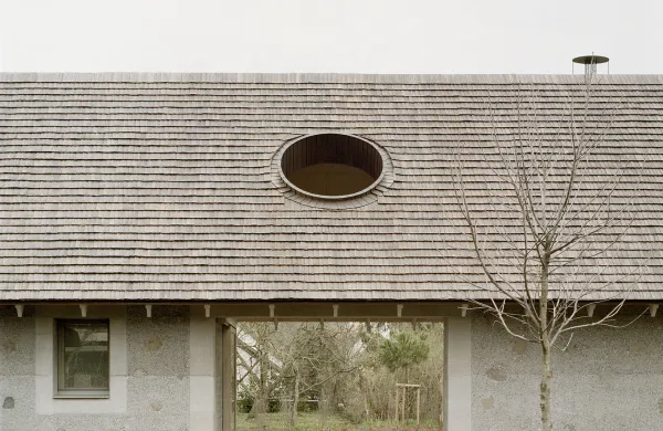 Žirija je glavno nagrado dodelila madžarskemu biroju OKKA arhitekti za projekt Hiša in čebelnjak.