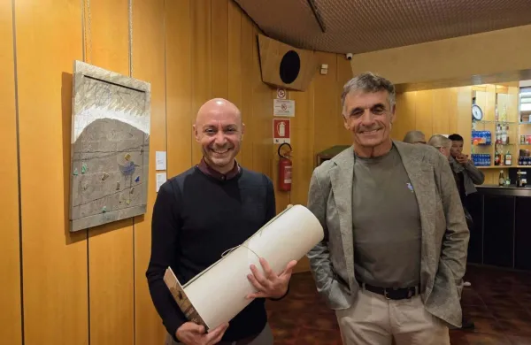 Sokurator razstave Massimo Premuda (levo) in umetnikov sin Vladimir Makuc mlaj&scaron;i.