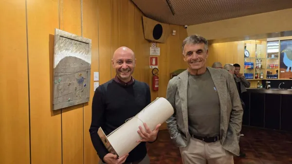 Sokurator razstave Massimo Premuda (levo) in umetnikov sin Vladimir Makuc mlaj&scaron;i.