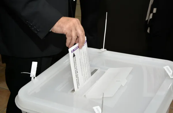 V nedeljo je svoj glas po podatkih državne volilne komisije oddalo okoli 35,8 odstotka.