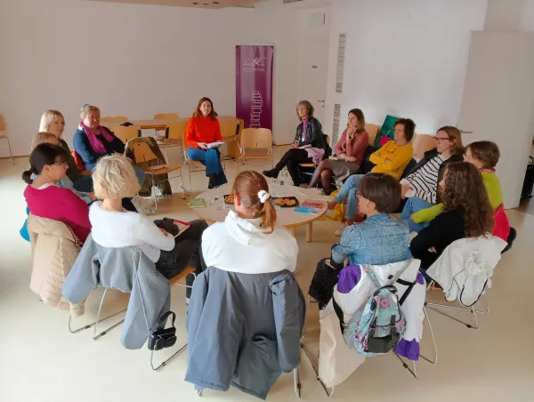 Knjižni čebelnjak: Iz knjige v knjigo nabirajo hrano za dušo