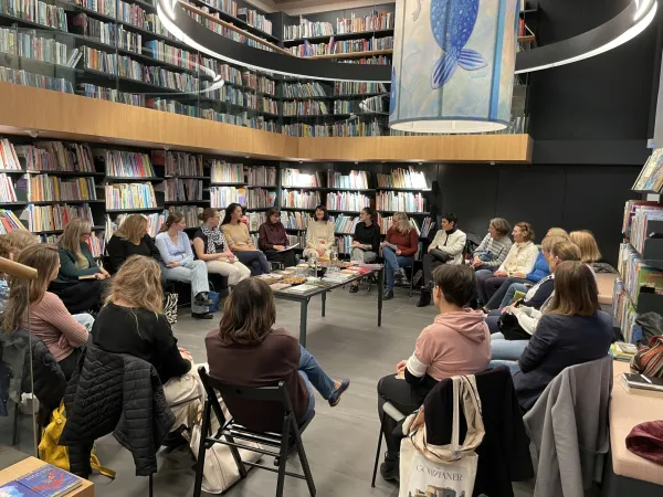 Knjižni čebelnjak: Iz knjige v knjigo nabirajo hrano za dušo