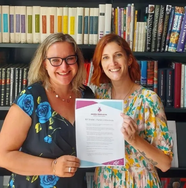 Knjižni čebelnjak: Iz knjige v knjigo nabirajo hrano za dušo