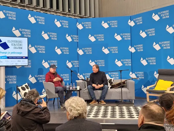 Pogovor z Dragom Mislejem Mefom (desno) je vodil kantavtor in filozof Jani Kovačič.