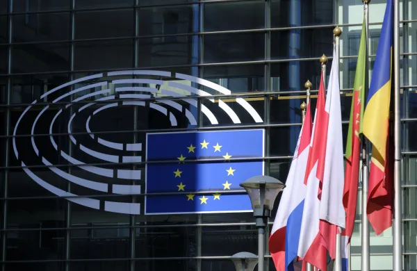 Belgija, Bruselj.Zastave clanic EU pred Evropskim parlamentom.