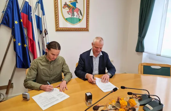 Župan Robert Smrdelj in direktor Aljaž Goljapodpis