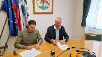 Župan Robert Smrdelj in direktor Aljaž Goljapodpis