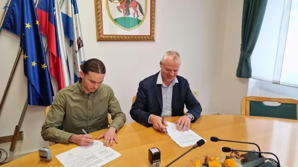 Župan Robert Smrdelj in direktor Aljaž Goljapodpis