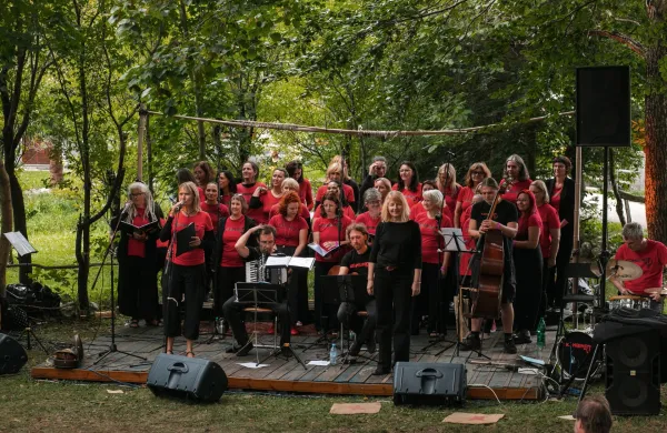 Ženski pevski zbor Kombinat; nastop Čepovan; festival Če povem; avgust 2025; Kombinatke; pesem upora