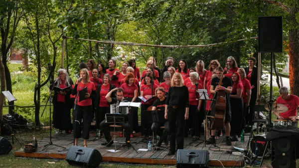 Ženski pevski zbor Kombinat; nastop Čepovan; festival Če povem; avgust 2025; Kombinatke; pesem upora