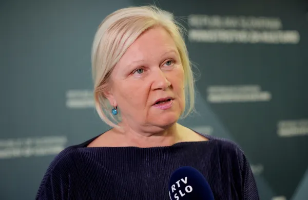 Ljubljana, ministrstvo za kulturo.Ministrica za kulturo Asta Vrecko je podpisala pogodbo za projekt samodejnega podnaslavljanja TV programov za invalide.Direktorica TV Slovenija Natalija Gorscak.