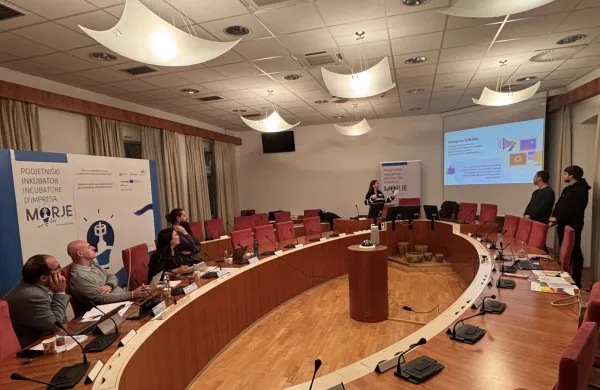 izola, eno morje idej 2025. Na fotografiji (z leve) so: Iztok &Scaron;kerlič, Tomaž Le&scaron;nik, Tina Bačić in Borut Jerman. Videti je &scaron;e eno od sodelujočih ekip.