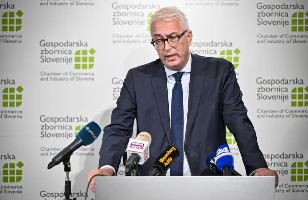 Izvr&scaron;ni direktor GZS Mitja Goren&scaron;ček je vnovič danes pozval vlado, naj nemudoma aktivira mehanizem skraj&scaron;anega delovnega časa. 