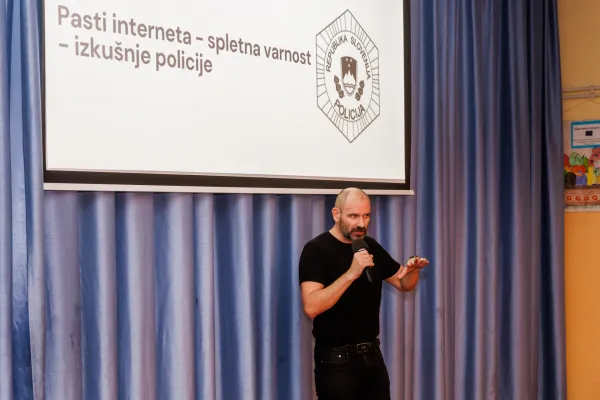 Na včeraj&scaron;nji otvoritvi projekta Z znanjem nad nasilje v &scaron;olah je o varnosti na internetu spregovoril vodja Oddelka za mladoletni&scaron;ko kriminaliteto na Generalni policijski upravi Robert Tekavec.