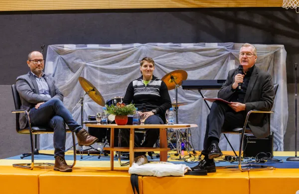 Ravnatelju O&Scaron; Vojke &Scaron;muc Antonu Balohu sta se na odru pridružila koordinator projekta Ale&scaron; Bučar Ručman iz mariborske Fakultete za varnostne vede in slovenska olimpijska prvakinja v judu Andreja Le&scaron;ki.