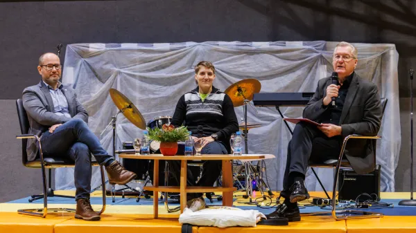 Ravnatelju O&Scaron; Vojke &Scaron;muc Antonu Balohu sta se na odru pridružila koordinator projekta Ale&scaron; Bučar Ručman iz mariborske Fakultete za varnostne vede in slovenska olimpijska prvakinja v judu Andreja Le&scaron;ki.