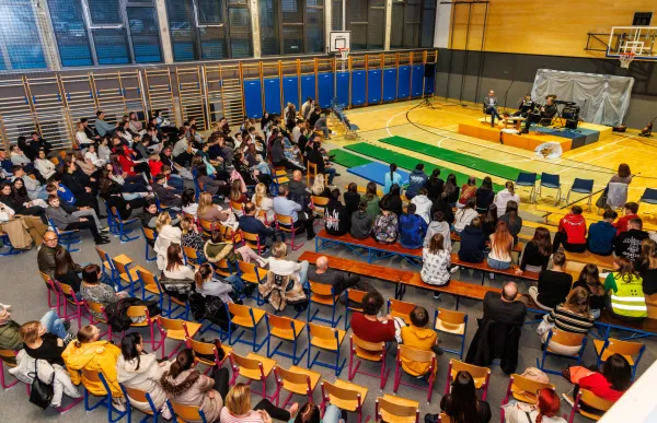 Predavanja in pogovorov uvodnega srečanja so se udeležili otroci od 6. do 9. razreda in njihovi star&scaron;i.