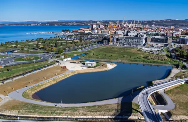 Zadrževalnik na Semedelski bonifiki je nadgradnja že obstoječega zbiralnika vode. 
