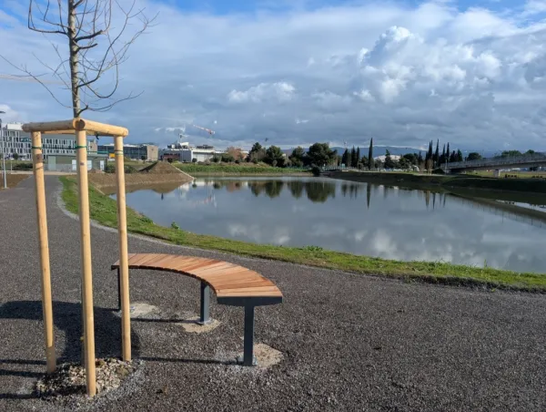 Ob zadrževalniku je nastala osvetljena sprehajalna pot z urbano opremo.