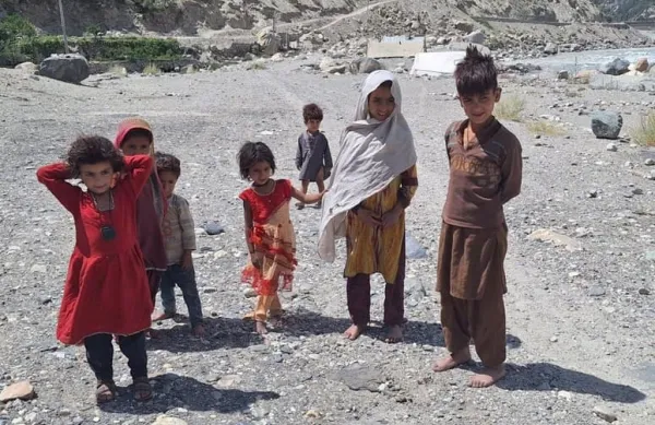 Zakoncev Stritar so se na številnih potovanjih najbolj dotaknili stiki z ljudmi, ki živijo popolnoma drugače, kot na primer pakistanski otroci, prepuščeni samim sebi ob deročih rekah. 