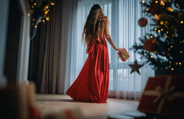 Kdaj ste nazadnje obleki rdečo obleko? December je kot nalašč za drznejše modne podvige.