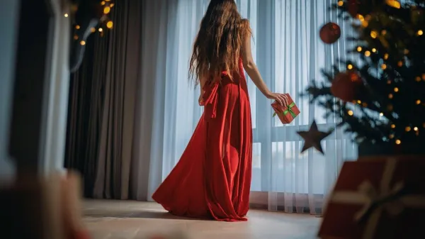 Kdaj ste nazadnje obleki rdečo obleko? December je kot nalašč za drznejše modne podvige.