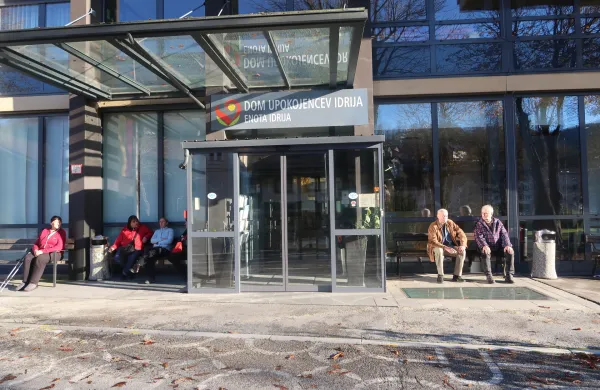 V domovih starej&scaron;ih je večina oskrbovancev podala soglasje za vstop v nov sistem dolgotrajne oskrbe. V idrijskem domu prav vsi.