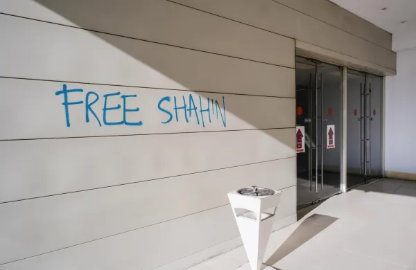 Uredni&scaron;tvo časnika La Stampa so napadli protestniki