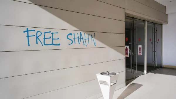 Uredni&scaron;tvo časnika La Stampa so napadli protestniki