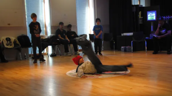 Ajdovski breaker se odpravlja na japonsko.