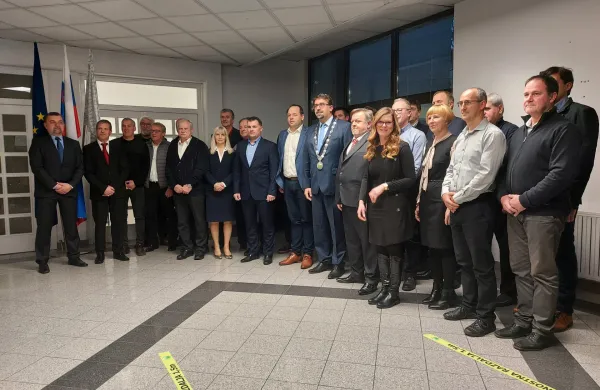 Ajdovščina: Deset minut za izredno sejo