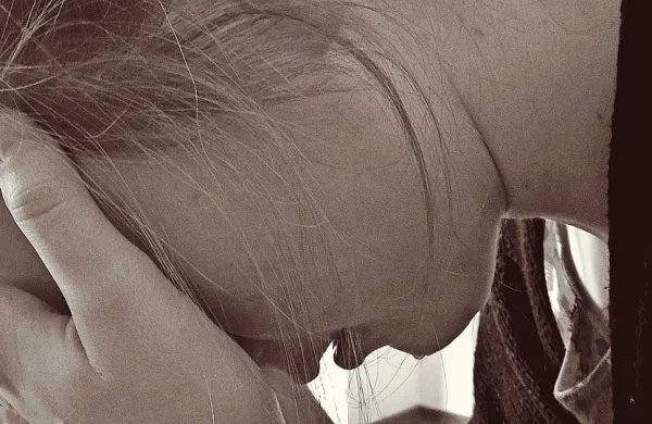 Tri leta in pol zapora, ker je otipaval in snemal deklico